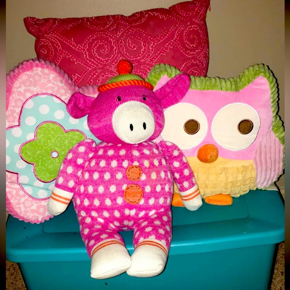 Children’s pillows and plushies for a bed or play
